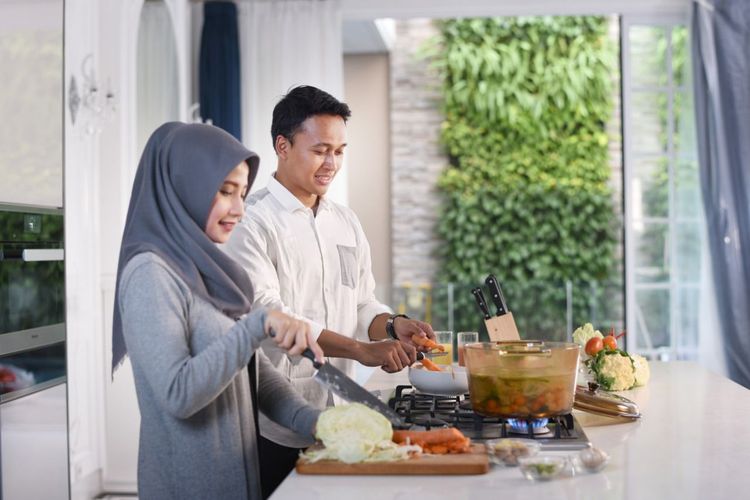 tren tiktok, rp 10 ribu di tangan istri yang tepat, menafkahi istri, suami pelit ke istri, suami pelit, istri dipaksa bersyukur, tren 10000 di tangan istri yang tepat, Dampak Tren TikTok, 1. Simbol kerativitas dan keterampilan istri, 2. Memberi hiburan, 1. Menormalisasikan kemiskinan, 2. Suami pelit ke istri, 3. Istri dipaksa bersyukur