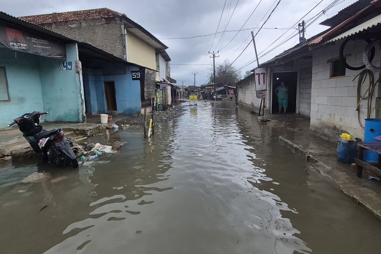genangan air, Safety Riding, banjir rob, Banjir rob, safety riding, banjir, tips berkendara, Jangan Paksa Motor Terabas Banjir Rob, Banyak Risikonya