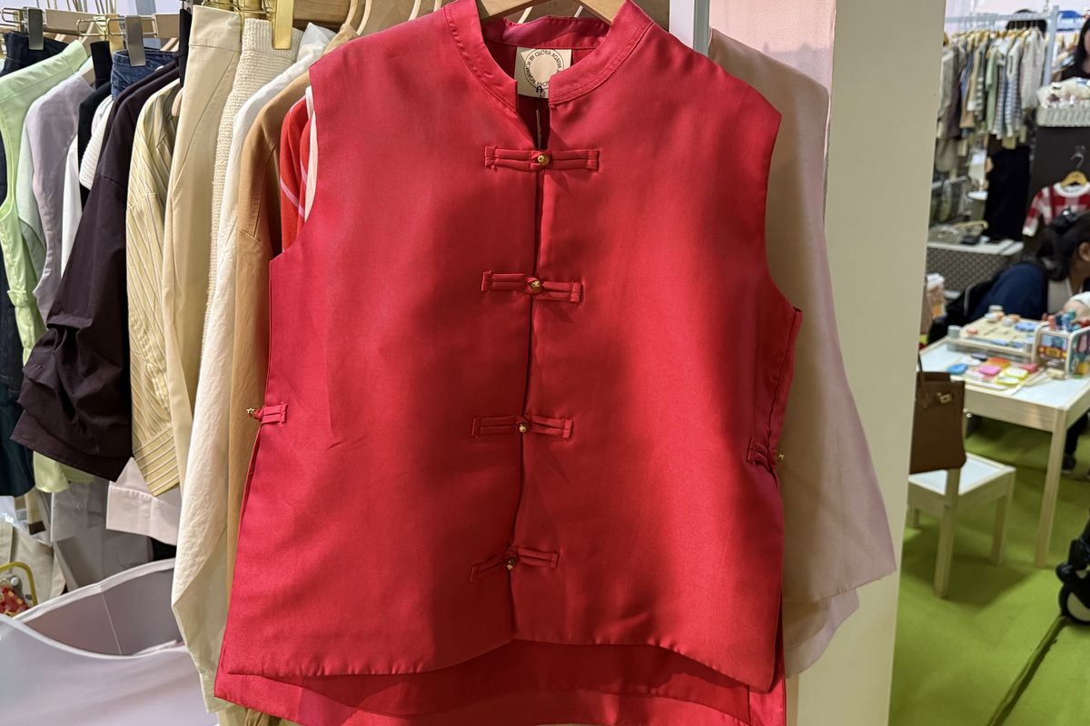 pakaian tradisional China, cheongsam, cheongsam modern, Transformasi Busana Cheongsam, Tetap Relevan Tanpa Meninggalkan Budaya, Terinspirasi dari gaya sehari-hari di China, Detail kecil jadi penanda budaya,  Tahun baru Imlek 2025 diwarnai oleh shio ular dengan elemen kayu., Bahan dibuat lebih ringan dan nyaman, Bisa dipakai di luar momen perayaan