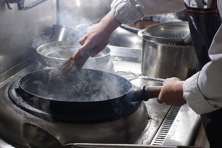 nasi goreng, nasi goreng tanpa minyak, Bikin Nasi Goreng Tanpa Minyak, Apakah Bisa?, 1. Gunakan wajan besi yang tebal, 2. Pilih bahan-bahan dengan tekstur kering, 3. Masak dengan api besar, 4. Ganti minyak dengan mentega tawar