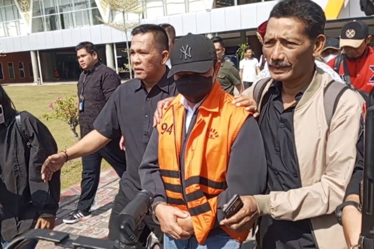 Pekanbaru, Isak Tangis Emak-emak Pecah di Rutan Sialang Bungkuk: Kami Hanya Ingin Pak Abdul Wahid Bicara...
