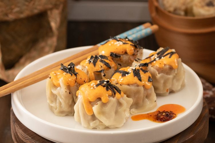 resep dimsum, cara membuat dimsum, resep dimsum ayam, kulit dimsum, Cara Bikin Dimsum Kenyal dan Tidak Keras Walau Sudah Dingin, 1. Gunakan Tepung Sagu sebagai Perekat, 2. Perbandingan Bahan Menentukan Tekstur Akhir, 3. Pilih Bagian Paha Ayam untuk Dimsum Lebih Gurih, 4. Pakai Putih Telur untuk Menambah Kekenyalan, 5. Jangan Terlalu Lama Mengaduk atau Melempar Adonan, 6. Tips Tambahan agar Dimsum Tetap Empuk Meski Sudah Dingin