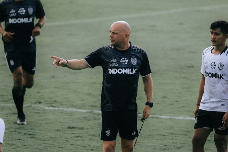 Johnny Jansen, Bali United, Keheranan Pelatih Bali United Atas Cara Kerja Klub Indonesia Rekrut Pemain