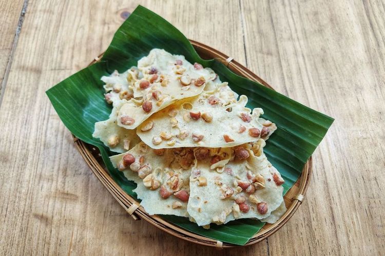 cara membuat peyek, resep peyek kacang super renyah, peyek kacang renyah, cara membuat peyek kacang renyah, Agar Peyek Kacang Renyah dan Tahan Lama, Perhatikan Cara Gorengnya, Bahan dan bumbu peyek kacang tanah , Cara membuat adonan , Cara goreng peyek kacang , Cara menyimpan peyek kacang 