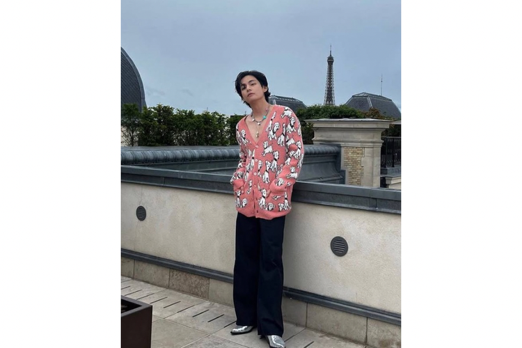 V BTS, V BTS wamil, kim tae hyung bts, kim tae hyung, v bts pulang wamil, v bts sekarang, ootd ala v bts, style v bts, outfit V BTS, ootd v bts, 5 Outfit V BTS yang Cool, Jadi Inspirasi OOTD, 1. Bold statement dengan warna kontras, 2. Casual pink outfit, 3. Street wear on denim, 4. Minimalist urban, 5. Vintage