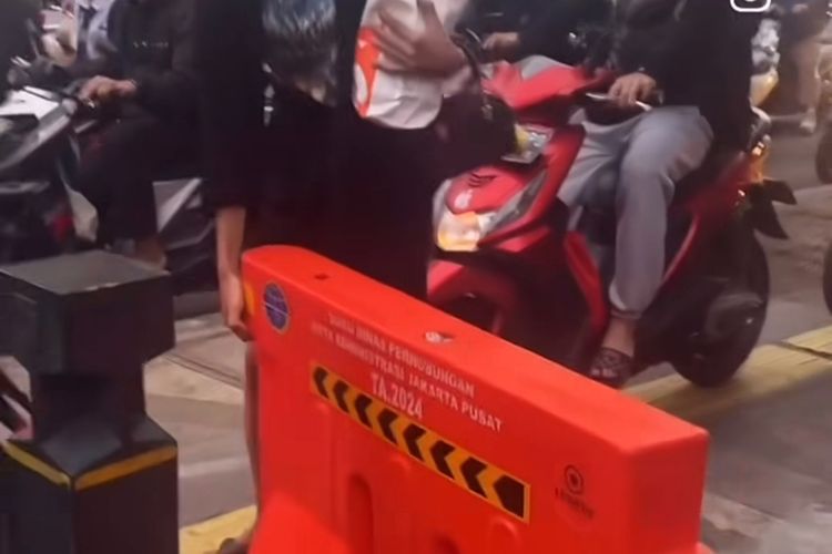 jalur sepeda, Bike to Work, Bike to Work Indonesia, pengendara motor, Hadang Motor di Jalur Sepeda, Aksi Perempuan di Sudirman Tuai Dukungan