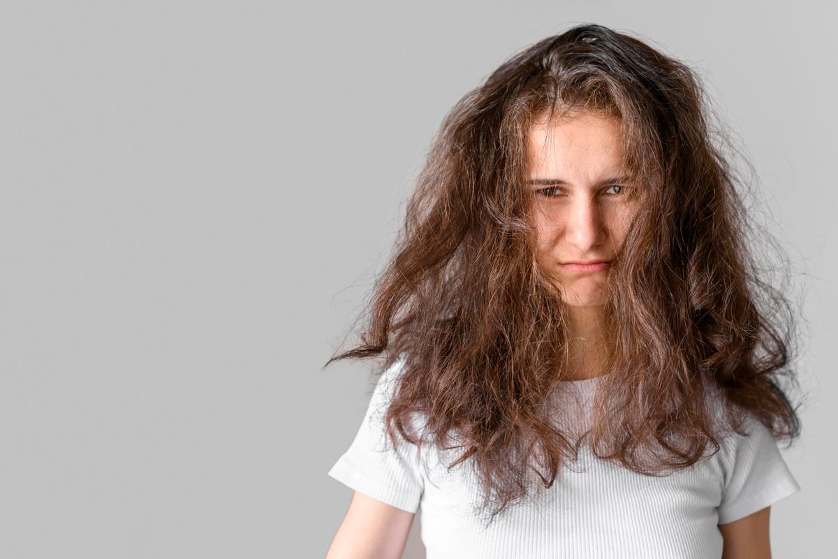 hair oil, rambut kering, hair oil untuk rambut kering dan mengembang, cara memakai hair oil, kandungan hair oil yang bagus, Mengapa Rambut Kering Perlu Hair Oil Setelah Keramas, Rambut kering butuh nutrisi tambahan, Perlindungan dari kerusakan akibat styling, Cara tepat menggunakan hair oil, Pilih hair oil dengan kandungan yang tepat