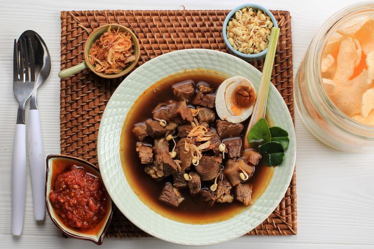rawon, kuliner jawa timur, makanan khas indonesia, Resep rawon daging sapi, cara membuat rawon, resep rawon, Rawon khas jawa timur, Resep Rawon Daging Sapi Khas Jawa Timur, resep rawon daging, makanan jawa timur, rawon jawa timur, sambal rawon, resep rawon hitam, Resep Rawon Asli Jawa Timur: Rasa Otentik, Kuah Hitam, dan Kaya Rempah Nusantara
