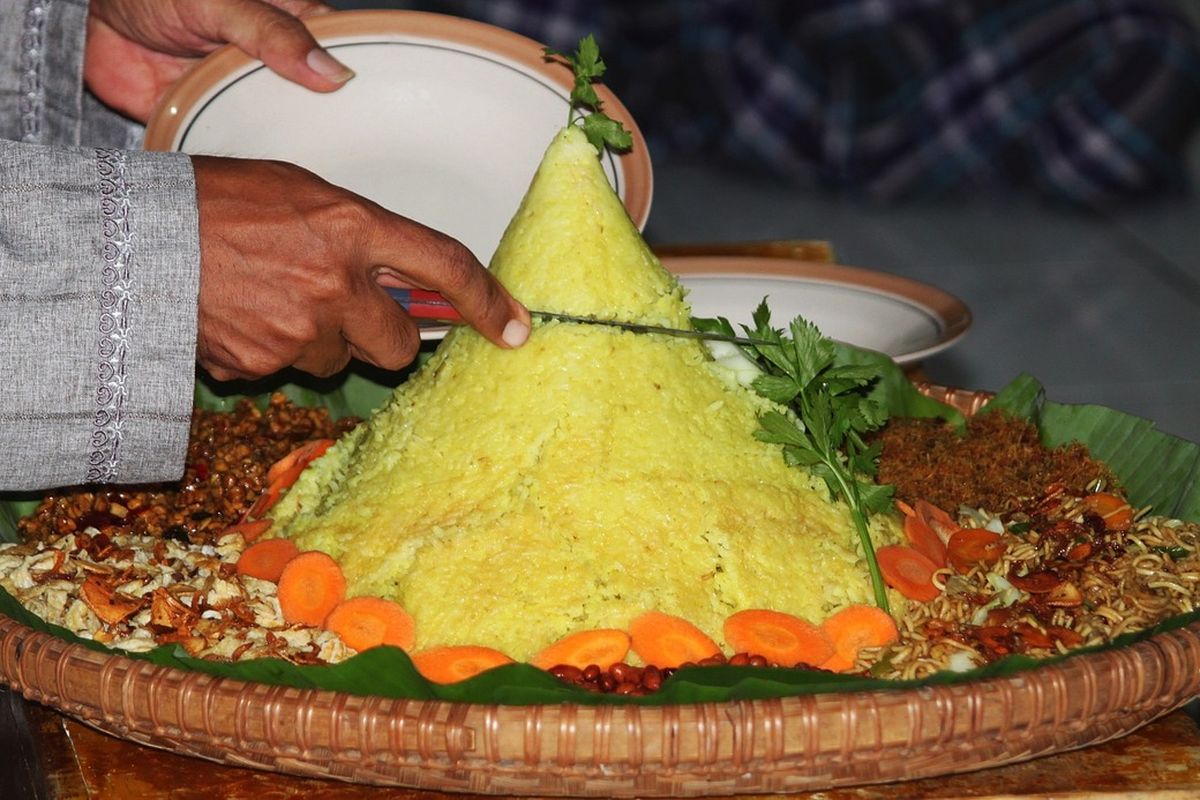 Nasi Tumpeng, nasi kuning, arti nasi tumpeng, kenapa nasi tumpeng berbentuk kerucut, cara makan nasi tumpeng, Puncak Tumpeng Tidak Boleh Dipotong, Kenapa?