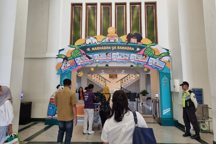 yogyakarta, Stasiun Tugu, stasiun tugu yogyakarta, Lebaran 2025, 5 Potret Wajah Baru Stasiun Tugu Yogyakarta Sambut Lebaran 2025, 1. Potret Stasiun Tugu Yogyakarta saat malam hari , 2. Potret Stasiun Tugu Yogyakarta saat siang hari, 3. Nuansa Idul Fitri yang kental, 4. Ornamen Lebaran di ruang tunggu, 5. Tulisan "Marhaban ya Ramadhan" di pintu masuk