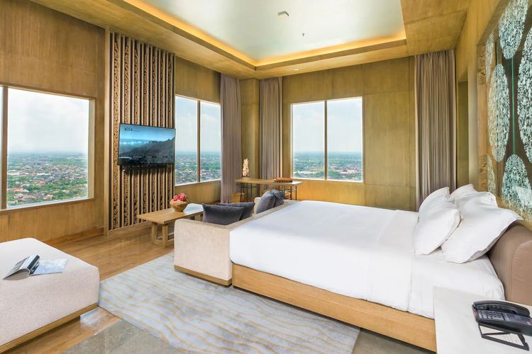 Mulai dari Bali hingga NTT, hotel atau akomodasi ramah lingkungan ini menawarkan pengalaman staycation nyaman dengan konsep berkelanjutan. Salah satunya Alila Solo., 1. Hyatt Regency Yogyakarta, 2. Soori Bali, 3. Greenhost Boutique Hotel Prawirotaman, 4. Alila Villas Uluwatu, 5. Merumatta Senggigi Lombok, 6. Alila Solo, 7. Mercure Bali Sanur Resort, 8. Nihi Sumba