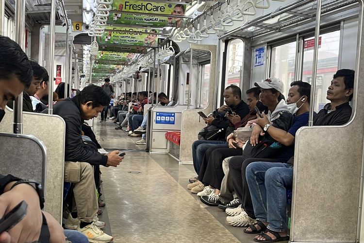 pekerja, krl Jakarta, komuter Jakarta, Pekerja Jakarta, Fristo, Kisah Pekerja Komuter Jakarta, Pulang-Pergi 7 Jam Tiap Hari demi Anak Istri, Ongkos Rp 300.000 per Minggu, Lebih Memilih Pulang daripada Ngekos demi Kumpul Keluarga, Tantangan Perjalanan Sehari-hari, Lelah yang Terbayar Senyum Keluarga