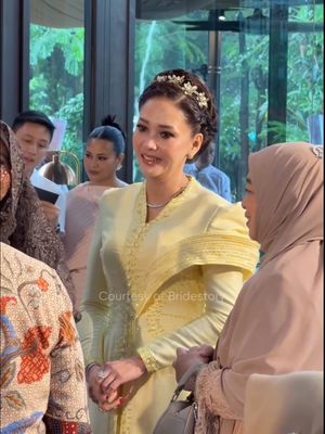 Maia Estianty, Ahmad Dhani, El Rumi, Syifa Hadju, gaya Maia Estianty, 9 Gaya Maia Estianty Saat Lamaran El Rumi–Syifa Hadju, Anggun Bernuansa Butter Yellow, 1. Warna butter yellow yang lembut, 2. Kebaya rancangan desainer lokal, 3. Detail bordir, 4. Selendang dengan draping elegan, 5. Riasan glowy, 6. Riasan mata yang lembut, 7. Tatanan rambut klasik nan rapi, 8. Aksesori rambut, 9. Cincin statement