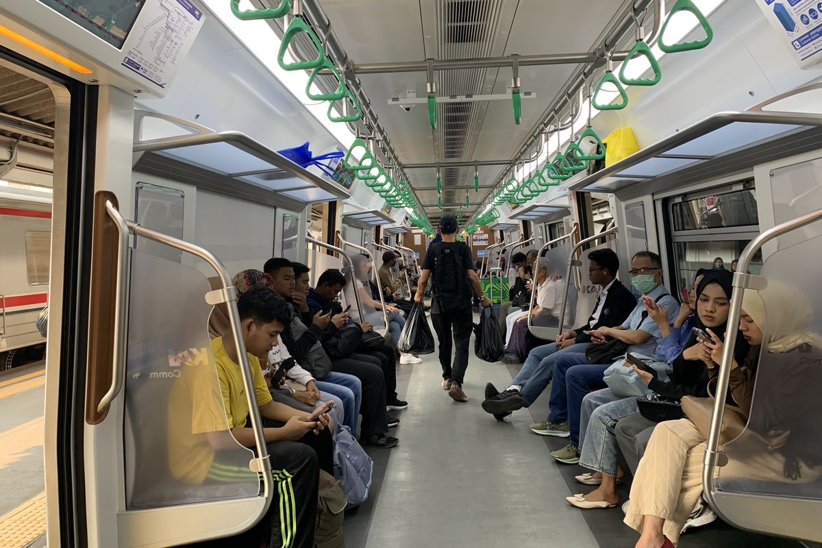 rasanya naik krl cli 125, pengalaman naik krl cli 125, pengalaman naik krl baru, krl cli 125 rute mana saja, fasilitas krl cli 125, Sensasi Naik KRL Baru CLI-125, Rasanya Seperti Naik MRT