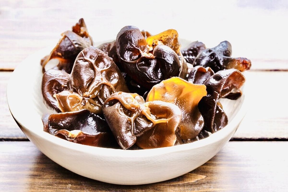 renyah, jamur, jamur kuping, tekstur, memasak, Cara, mengolah, trik, Cara Memasak Jamur Kuping agar Renyah dan Tidak Bau Tanah, 1. Cuci di bawah air mengalir, 2. Rendam dengan air garam hangat, 3. Buang bagian yang keras, 4. Teknik memasak yang tepat