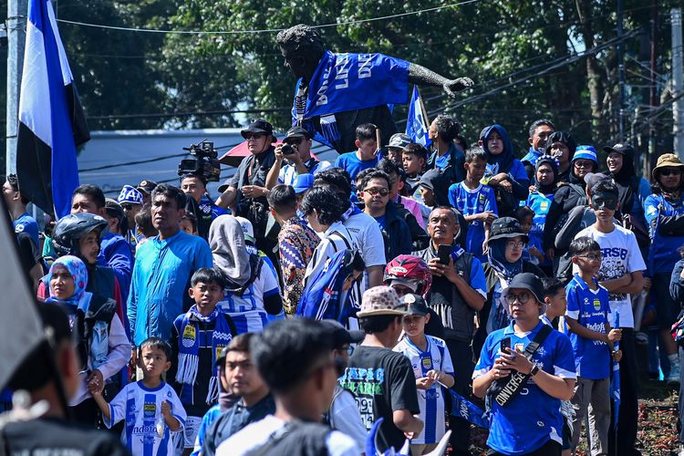 Persib, Super League 2025-2026, Bojan Hodak, Dedi Mulyadi, Persijap, Persib Juara, BERITA FOTO Konvoi Juara Persib, Bandung Lautan Biru