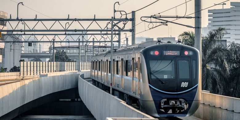 transjakarta, Lalu Lintas, Transportasi umum, kendaraan, kendaraan bermotor, Daftar 15 Golongan Masyarakat yang Gratis Naik Transportasi Umum di Jakarta
