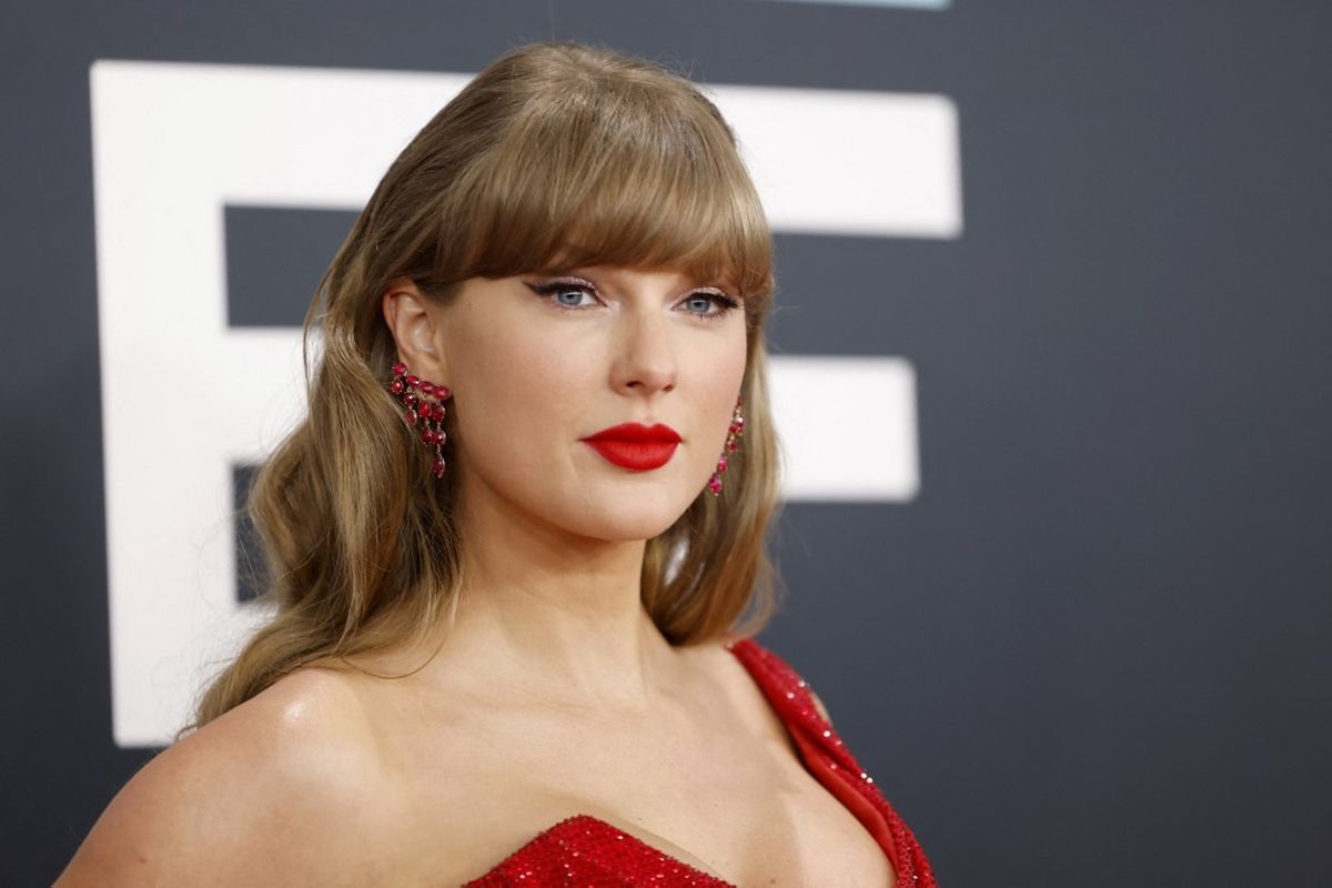 Taylor Swift, Pat McGrath, tips makeup, lipstik Taylor Swift, pat mcgrath, tips makeup taylor swift, tips lipstik taylor swift, 5 Tips Makeup Glowing ala Makeup Artist Taylor Swift, Harus Skin Prep, 1. Jangan lewatkan skin prep, 2. Beri highlighter di titik-titik tertentu, 3. Tampil segar dengan warna monokrom, 4. Rahasia bibir bold ala Taylor Swift, 5. Jangan kebelet viral