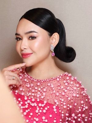 Amanda Manopo, film CAPER, 5 Style Amanda Manopo Pamerkan Baby Bump, Memukau Serba Pink, 1. Dress dan outer bertabur mutiara, 2. Statement boots yang berani, 3. Gaya rambut klasik, 4. Makeup flawless dengan sentuhan pinkish, 5. Aksesoris mewah sebagai pemanis