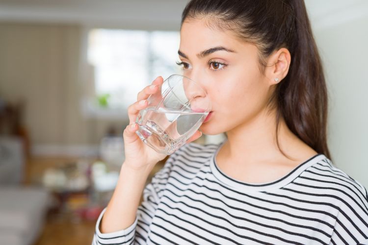 penuaan, penuaan biologis, kekurangan cairan, menjaga kesehatan, Ingin Sehat sampai Tua? Lakukan Kebiasaan Pagi Ini Sebelum Minum Kopi, Minum air putih sebelum kopi, Peran air bagi tubuh, Dampak jika kurang cairan, Cara membiasakan diri
