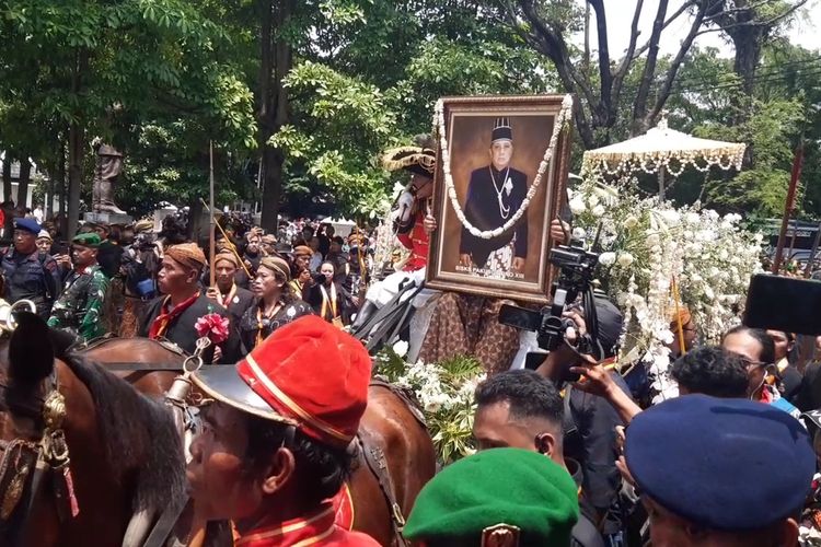 Keraton Surakarta, Kori Kamandungan Kidul, Kori Brajanala Kidul, PB XIII, Pakubuwono XIII, pemakaman Pakubuwono XIII, Kori Kamandungan Kidul, Gerbang Sakral yang Hanya Dilewati Raja ketika Wafat atau Turun Tahta