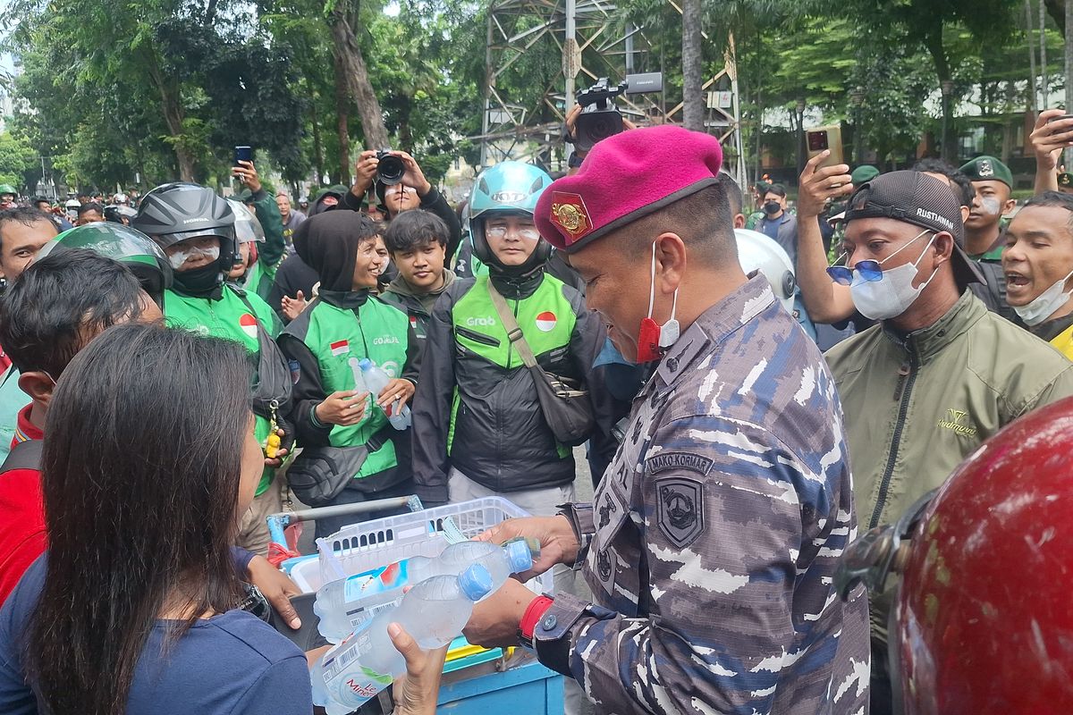 Mako Brimob, demo ojol, ojol dilindas brimob, ojol dilindas mobil brimob, ojol dilindas, TNI Bagi-bagi Uang Rp50.000 ke Massa Demo Ojol di Mako Brimob