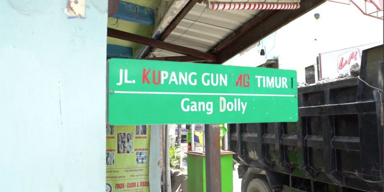 Dolly, sejarah Dolly, lokalisasi, Surabaya, lokalisasi dolly, sejarah lokalisasi dolly, sejarah dolly, sejarah dolly surabaya, sejarah gang dolly, sejarah gang dolly surabaya, sejarah lokalisasi gang dolly, asal usul gang dolly, asal usul gang dolly surabaya, Sejarah Kelam Lokalisasi Dolly Surabaya, Ada Sejak Zaman Kolonial Belanda, Dari Makam Tionghoa Hingga Munculnya Tante Dolly, Etalase Manusia di Balik Kaca, Penutupan oleh Risma: Akhir Sebuah Era, Jejak Sosok Dolly, Makam Sepi di Kota Malang