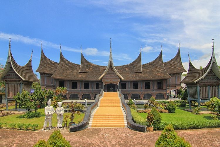 tempat wisata di Padang, Pantai Air Manis, Malin Kundang, 10 Tempat Wisata di Padang yang Wajib Dikunjungi Saat Liburan, 1. Pantai Air Manis, 2. Pantai Pasumpahan, 3. Pantai Nirwana, 4. Pantai Pasir Jambak, 5. Air Terjun Sarasah, 6. Air Terjun Lubuk Hitam, 7. Lubuk Paraku, 8. Bukit Nobita, 9. Danau Cimpago, 10. Museum Adityawarman