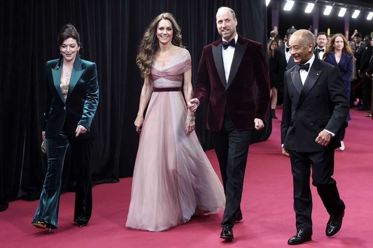 Gaya Kate Middleton dan Prince William di BAFTA 2026, Setelah 3 Tahun Absen, Memakai kembali gaun Gucci blush, Pakai anting bersejarah Greville Chandelier, Detail rambut dan aksesori yang dikenakan Kate, Prince William tampil maskulin dalam setelan jas Armani
