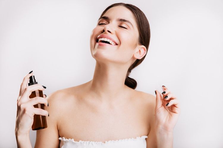 tips parfum wangi tahan lama, titik semprot parfum agar tahan lama, titik nadi parfum, rahasia parfum tahan lama, 6 Titik Semprot Parfum agar Wangi Seharian saat Lebaran, 1. Pergelangan tangan, 2. Balik telinga, 3. Leher, 4. Bagian siku dalam, 5. Belakang lutut, 6. Area dada