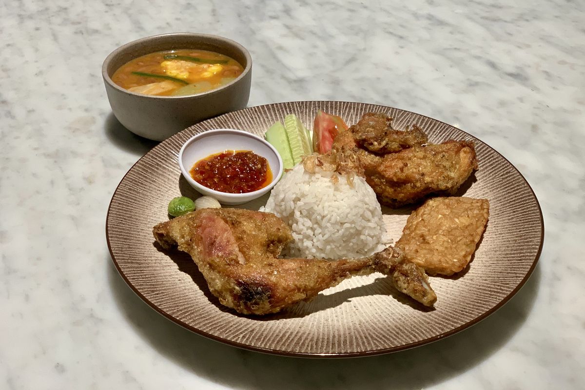 makanan favorit nicholas saputra, harga ayam goreng favorit nicholas saputra, ayam goreng favorit nicholas saputra, resto ayam goreng favorit nicholas saputra di cipete, review ayam goreng favorit nicholas saputra, Mencoba Ayam Goreng Favorit Nicholas Saputra di Cipete, Begini Rasanya