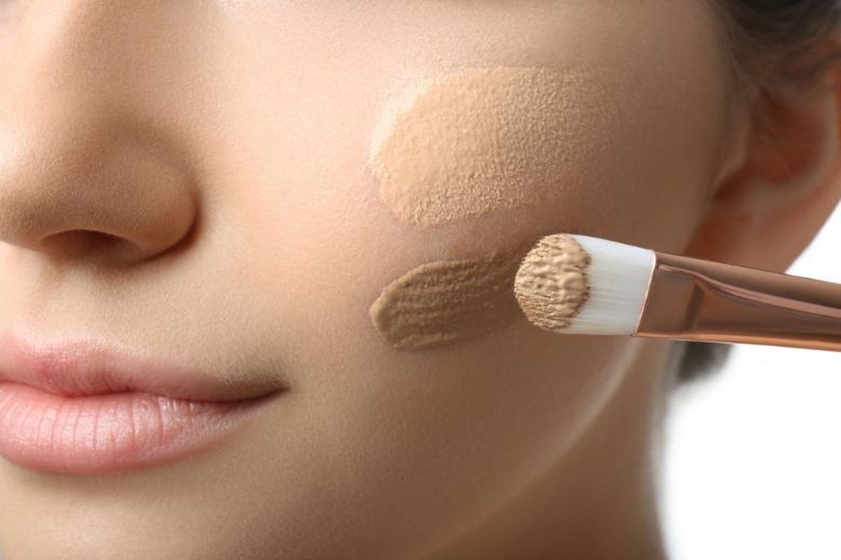 tips agar foundation tidak transfer, cara mengatasi foundation transfer, foundation transfer proof, tips agar makeup tahan lama, tips agar makeup tidak longsor, 5 Cara Ampuh Mencegah Foundation Transfer Seharian, 1. Gunakan primer sebelum foundation, 2. Pilih foundation dengan formula tahan lama, 3. Setelah foundation gunakan bedak, 4. Gunakan teknik press and roll, 5. Akhiri dengan setting spray