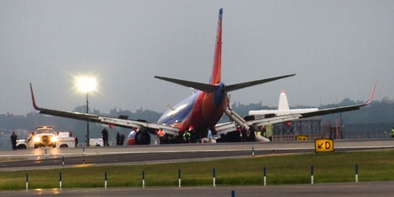 kecelakaan pesawat Air Canada, Pesawat Air Canada Tabrak Mobil Damkar di New York, Bandara Ditutup