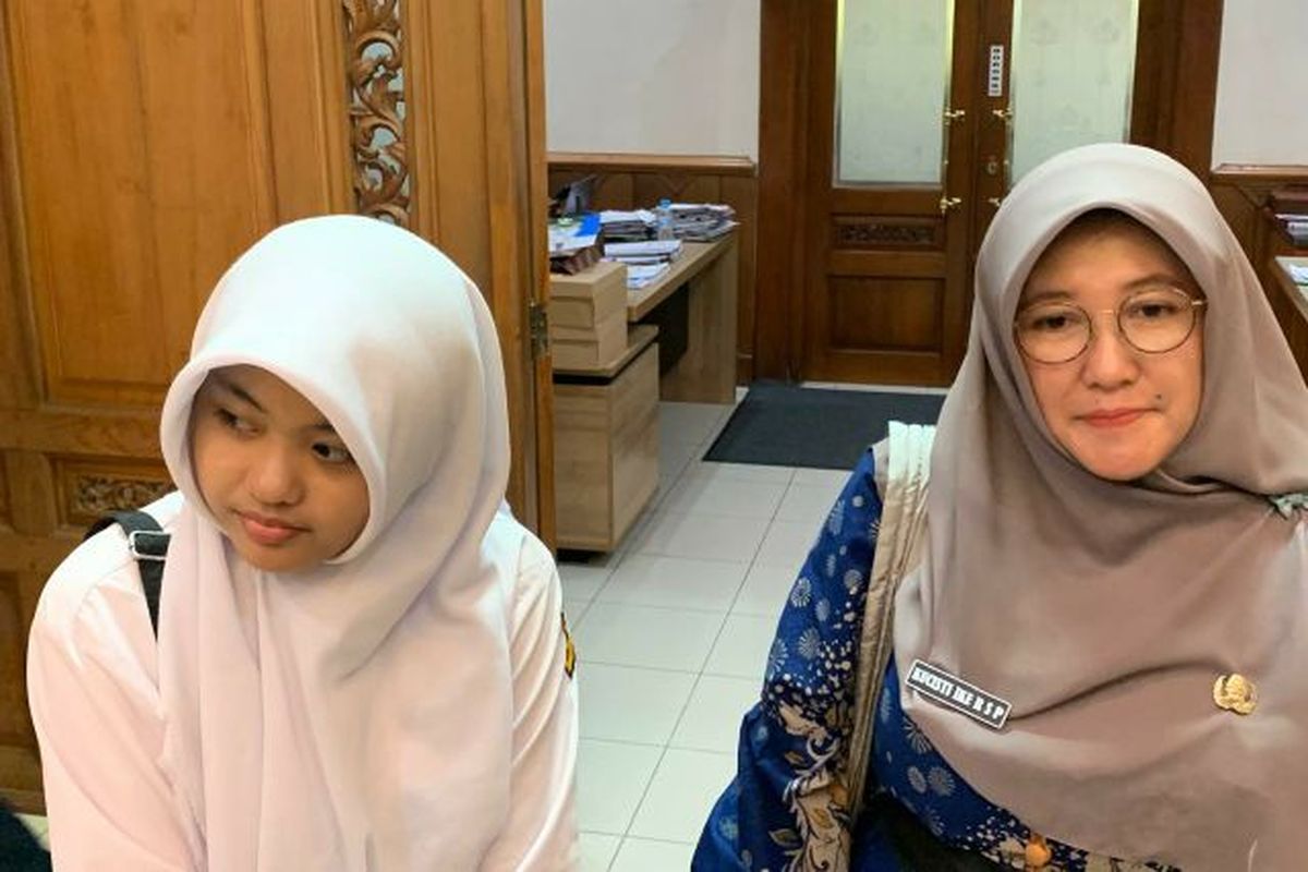 siswi SMP, Solo, Prabowo, Jawa Tengah, Presiden Prabowo, SOLO, presiden prabowo subianto, Dapat Beasiswa dari Prabowo, Siswi SMP Solo Bebas Pilih Kuliah di Dalam atau Luar Negeri, Sketsa Wajah Buat Presiden Hentikan Iring-iringan, Belajar Gambar secara Otodidak, Bercita-cita Jadi Dokter Forensik, Presiden Bebaskan Kia Pilih Kampus Sesuai Minat, Apresiasi dari Wali Kota Solo