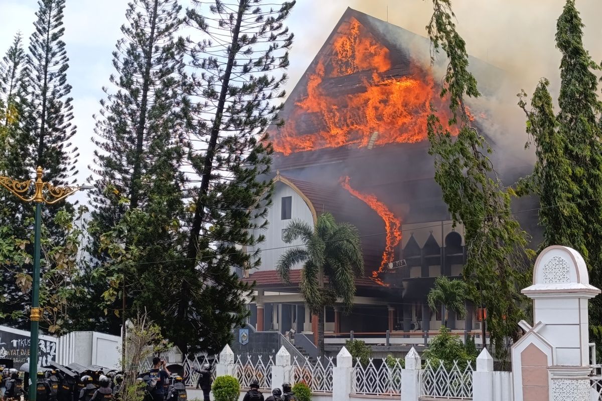 gedung DPRD dibakar, Demo NTB, demo 30 agustus 2025, Gedung DPRD NTB dibakar, dprd dibakar, Situasi Demo 30 Agustus 2025 di NTB, Gedung DPRD Dibakar, Massa Teriakan 