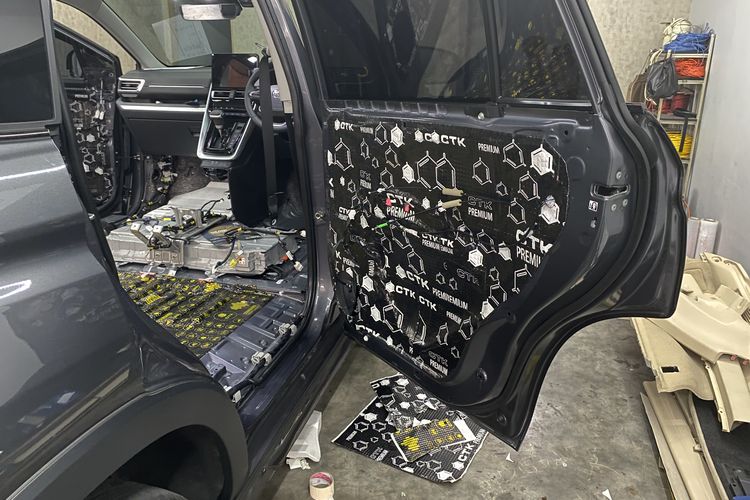 kenyamanan berkendara, peredam suara, kualitas audio mobil, pengalaman mendengarkan musik, Mitos atau Fakta, Upgrade Audio Harus Tambah Peredam Mobil?, Membuat Kualitas Audio Mobil Lebih Maksimal, Pentingnya Pemasangan Peredam dalam Sistem Audio Mobil, Suara Lebih Fokus dan Detail, Kenyamanan Pengemudi dan Penumpang Meningkat