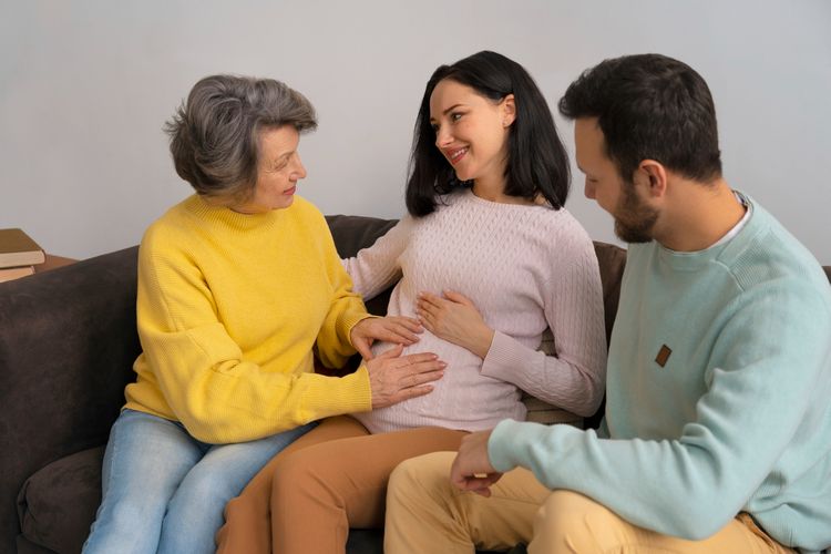 ibu mertua, ibu hamil, Ibu hamil, stres saat hamil, ibu mertua menyebalkan, konflik mertua dan menantu, kenapa ibu mertua menyebalkan, mental health ibu hamil, tips menjaga mental ibu hamil, 4 Cara Jaga Mental Ibu Hamil Saat Menghadapi Ibu Mertua yang Menyebalkan Menurut Psikolog, 1. Mengutamakan diri sendiri, 2. Cuek dengan komentar negatif, 3. Jangan pesimis, 4. Kompak dengan suami
