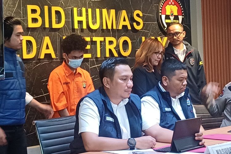 Dark Web, kebocoran data, Bjorka, bjorka ditangkap, hacker indodax, Bjorka ditangkap polisi, penangkapan Bjorka, wahyu Firmansyah taha, wahyu bjorka, 7 Fakta Wahyu Firmansyah alias Bjorka, Hacker Indonesia Lulusan Tata Boga, 1. Lulusan SMK Jurusan Tata Boga, 2. Hidup Sederhana dan Yatim Piatu, 3. Putus Sekolah dan Belajar Meretas Secara Otodidak, 4. Menjual Data dan Memeras Bank Swasta, 5. Ditangkap di Rumah Kekasih di Minahasa, 6. Polisi: Belum Bisa Dipastikan Bjorka Asli, 7. Dijerat Pasal ITE dan Perlindungan Data Pribadi