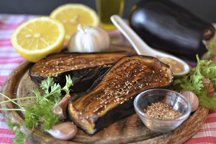 7 Ide Olahan Terong untuk Lauk Rumahan yang Praktis, 1. Terong balado, 2. Lodeh terong, 3. Terong kuah santan, 4. Terong sambal bakar terasi, 5. Tumis terong kecap, 6. Terong crispy mekar, 7. Terong panggang