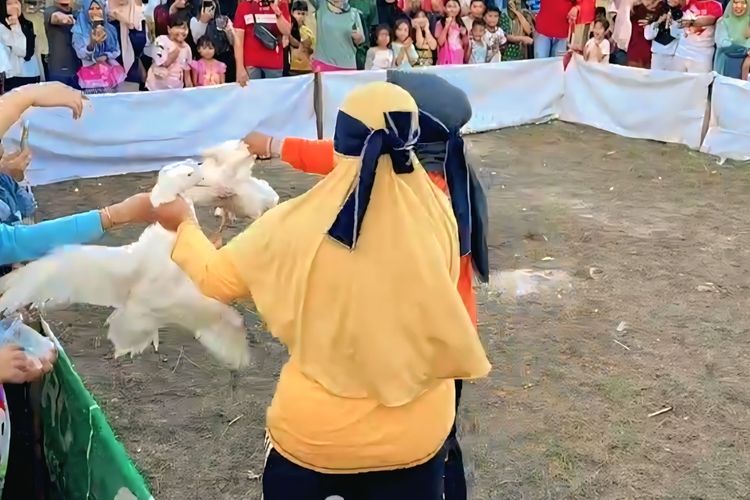lomba, 17 Agustus, ide lomba 17 agustus, ide lomba 17 agustus yang seru dan menarik, ide lomba 17 agustus unik, Ide Lomba 17 Agustus untuk Ibu-ibu, Meriahkan HUT Kemerdekaan RI, 1. Lomba gendong tenggok nyunggi tampah, 2. Menangkap belut, 3. Estafet tepung, 4. Estafet air, 5. Menangkap bebek dengan mata tertutup, 6. Merias wajah dengan mata tertutup, 7. Balap bakiak, 8. Sepak bola daster, 9. Tarik tambang, 10. Balap karung, 11. Joget balon