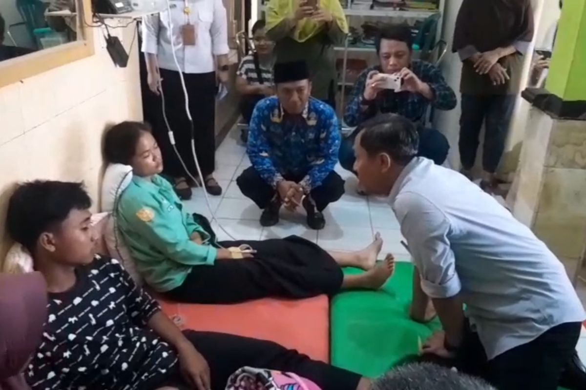 Ngawi, makanan bergizi gratis, keracunan MBG, siswa keracunan mbg, SMKN 1 Sine Ngawi, keracunan MBG di ngawi, siswa di Ngawi Keracunan MBG, Viral, 45 Siswa SMKN 1 Sine Ngawi Keracunan MBG, Begini Kondisi Saat Ini, Penjelasan Bupati Ngawi, Kronologi Kejadian di Sekolah, Kesaksian Korban, Pemkab Ngawi Fokus Penanganan Korban