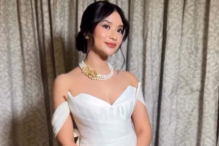 Adira Kania, Ikke Nurjanah, Aldi Bragi, anak Ikke Nurjanah dan Aldi Bragi, anak ikke nurjanah menikah, adira kania, pernikahan adira kania, putri ikke nurjanah, anak ikke nurjanah sekarang, anak ikke nurjanah dan aldi bragi, 8 Gaya Pernikahan Adira Kania, Anak Ikke Nurjanah dan Aldi Bragi, 1. Busana akad nikah bernuansa putih klasik, 2. Riasan natural yang glowing, 3. Sanggul simpel dengan aksesori emas, 4. High heels putih dengan detail bunga 3D, 5. Penampilan Adrian saat akad nikah, 6. Gaun resepsi off-shoulder, 7. Kalung statement mutiara dan emas, 8. Tuxedo krem untuk Adrian