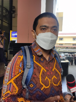 kasus dugaan korupsi haji, status tahanan rumah, Gus Yaqut, Polemik dan Dugaan Kejanggalan Tahanan Rumah Yaqut Cholil Qoumas, Dinilai sangat janggal, Kritik lainnya, Permohonan pihak keluarga, Diklaim sebagai strategi penyidikan
