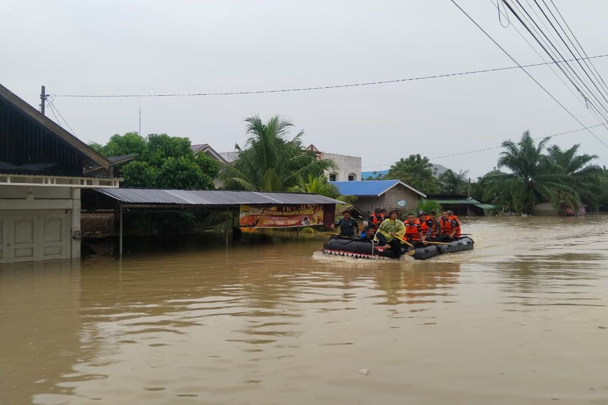 Aceh, banjir aceh, tanggap darurat banjir, banjir dan longsor Aceh, Banjir Aceh Buat Akses Terputus, Bantuan Tanggap Darurat Mulai Dikirim Lewat Jalur Laut dan Udara, Bantuan Dikirim Lewat Jalur Laut, Gunakan Kapal Cepat, Jalur Udara Ditempuh untuk Akses Wilayah Terisolasi, 27 Desa di Nagan Raya Terdampak Banjir Bandang, Upaya Evakuasi Sudah Capai 90 Persen, 87.550 KK Terdampak, 70 Warga Meninggal Dunia