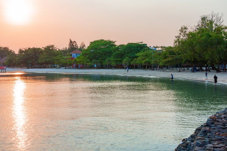 Jepara, 6 Pantai Indah di Jepara untuk Libur Santai, 1. Pantai Blebak, 2. Karimunjawa, 3. Pantai Kartini, 4. Pantai Bandengan, 5. Pantai Pulau Panjang, 6. Pantai Teluk Awur