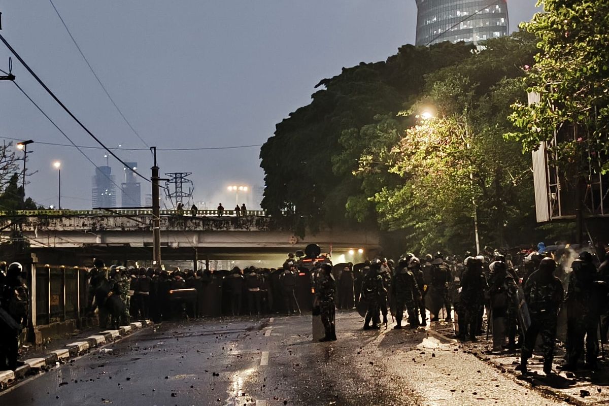 demo 25 agustus 2025, demo 25 agustus, Demo 25 Agustus 2025 di gedung DPR, demo 25 Agustus 2025 di DPR, penganugerahan Tanda Jasa dan Tanda Kehormatan, penganugerahan Tanda Jasa, penganugerahan Tanda Kehormatan, Demo Massa di DPR Berbarengan dengan Penganugerahan Tanda Jasa oleh Presiden Prabowo