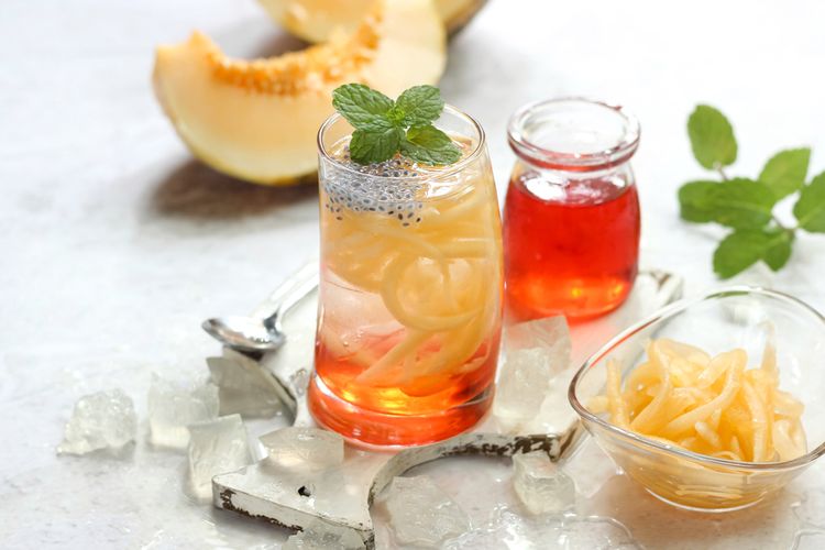 minuman, 10 Ide Jualan Es Segar Takjil yang Laris Saat Bulan Ramadan, 1. Es susu kurma, 2. Es cendol, 3. Es lumut, 4. Es buah atau es campur, 5. Es pisang hijau, 6. Es blewah, 7. Es kopyor, 8. Es kuwut, 9. Es teler, 10. Es kelapa muda jeruk
