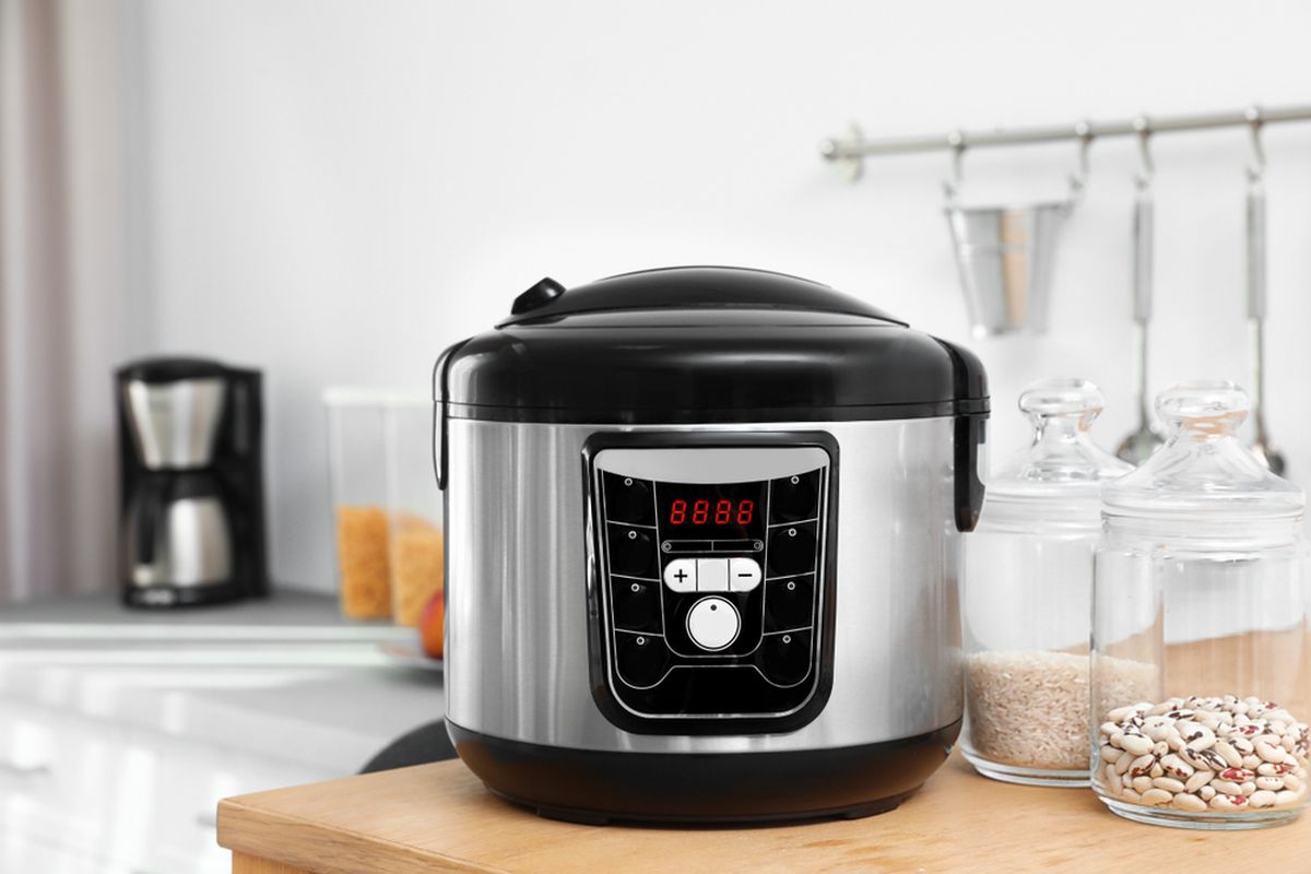 Rice cooker, rice cooker, Rice Cooker, Amankah Menyimpan Rice Cooker di Atas Kulkas, Amankah Menyimpan Rice Cooker di Atas Kulkas? Ini Penjelasannya, Keuntungan meletakkan rice cooker di atas kulkas, Risiko dan kekhawatiran jika rice cooker di atas kulkas, Tips menyimpan rice cooker di atas kulkas, Kesimpulan