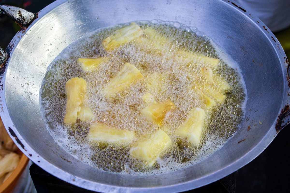 trik menggoreng tanpa cipratan minyak, cara goreng tanpa cipratan, masak tanpa minyak meletup, 5 Trik Goreng Tanpa Cipratan Minyak, Bebas Panik, 1. Taburkan Sedikit Garam ke Minyak Panas, 2. Keringkan Bahan dengan Tisu Sebelum Dimasak, 3. Gunakan Wajan Cekung atau Sisi Tinggi, 4. Tutup Wajan dengan Splatter Screen, 5. Gunakan Minyak Secukupnya dan Api Stabil