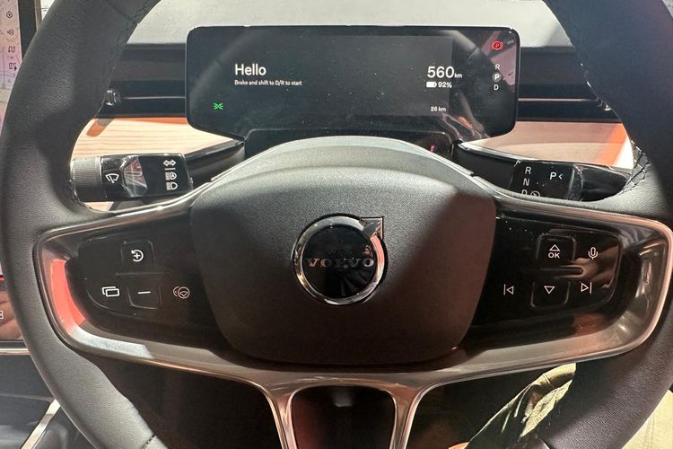mobil listrik, Battery Electric Vehicle, Volvo, EX90, Volvo Car Indonesia, SUV listrik, fitur, Fitur dan Spesifikasi Lengkap SUV Listrik Volvo EX90, Performa Buas dengan Jarak Tempuh 600 Km, Pilihan Konfigurasi Motor Ganda (AWD),   Volvo EX90, Kemewahan Kabin Berdesain Skandinavia Modern, Benteng Berjalan: Standar Keselamatan Generasi Terbaru,   Peluncuran Volvo EX90, Konektivitas Pintar Tanpa Batas